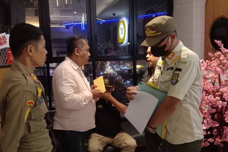 Satuan Polisi Pamong Praja (Satpol PP) Kabupaten Tangerang menggrebek lima Tempat Hiburan Malam (THM) di wilayahnya pada bulan suci Ramadhan 1444 Hijriah. Penggerebekan itu terjadi pada Sabtu (25/3/2023) malam.