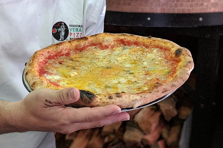 Pizza dengan toping 154 jenis keju