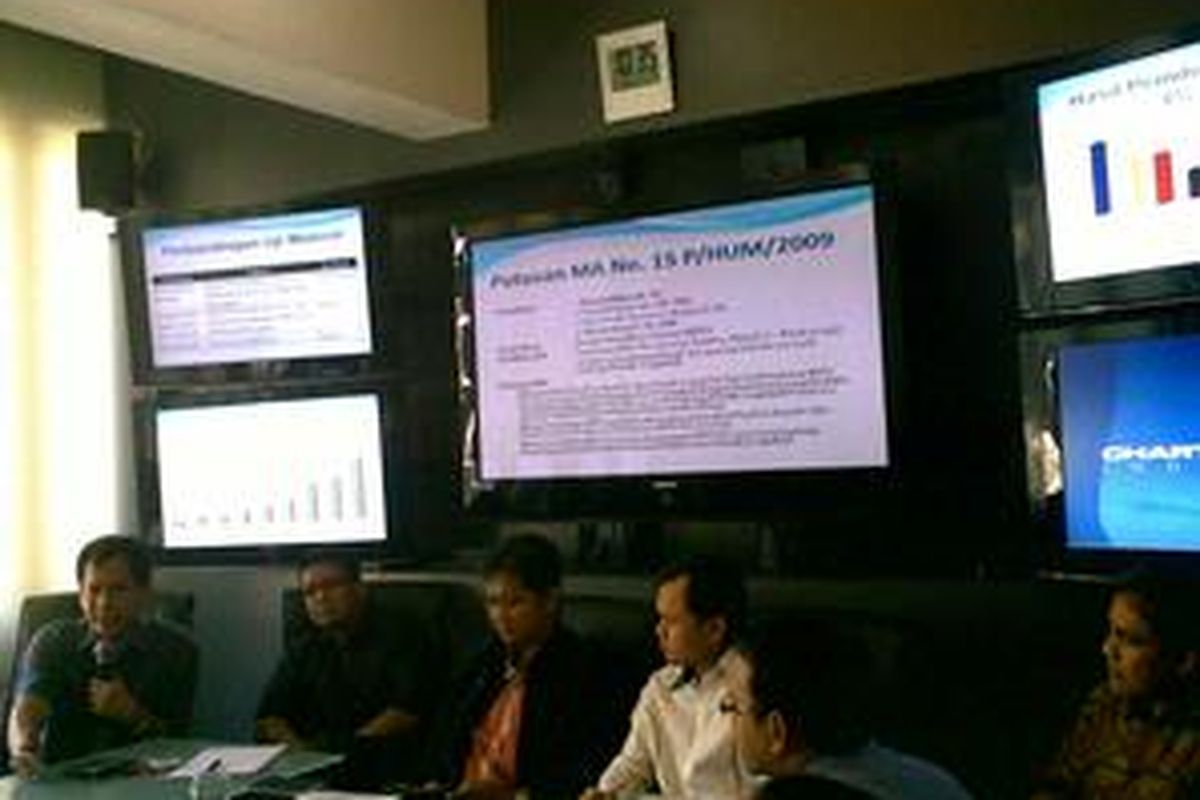 Diskusi Charta Politika bertajuk 'Kontroversial Putusan MA', Rabu (29/7) menghadirkan (ki-ka) politisi Golkar Indra J Piliang, Pengamat Hukum Tata Negara Irman Putra Sidin, politisi PAN Viva Yoga Mauladi, pengamat politik Bima Arya Sugiarto dan Direktur Eksekutif CETRO Hadar N Gumay.