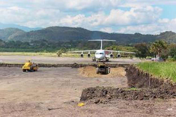 Bandara Komodo di Labuan Bajo, Manggarai Barat, Nusa Tenggara Timur, dalam proses perluasan di bagian apron pesawat, Jumat (2/8/2013). Setelah diperluas, bandara ini akan didarati pesawat Boeing.