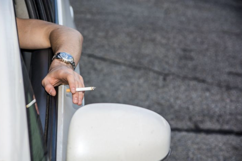 Ini Cara Agar Tidak Kelilipan Abu Rokok saat Berkendara