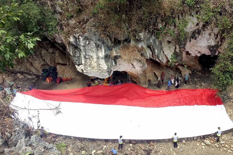 Persiapan pengibaran bendera untuk HUT ke-75 RI di Sanghyang Kenit, Kabupaten Bandung Barat.