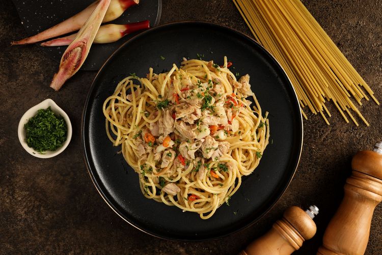Ada banyak inspirasi resep berbuka puasa berbahan pasta, salah satunya Kecombrang dan Tuna Spaghetti Aglio Olio yang bisa dicoba.