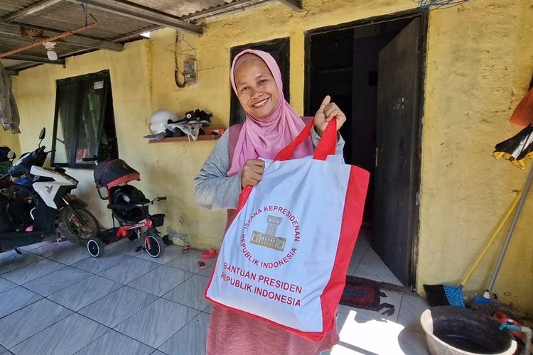 Warga Tambaklorok, Kota Semarang, menerima bantuan sosial dari Presiden Jokowi saat kunjungan kerja di proyek tanggul rob, Senin (17/6/2024).