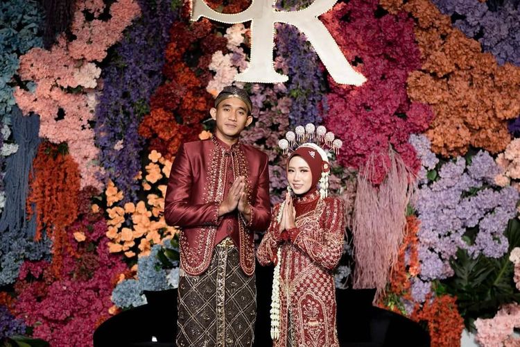Rizky Ridho, bek timnas Indonesia, resmi menikah dengan Sendy Aulia pada Minggu (25/6/2025), di Surabaya. Dekorasi pernikahan Rizky Ridho dan Sendy Aulia dipenuhi berbagai bunga warna-warna, terutama hydrangea dan wisteria.