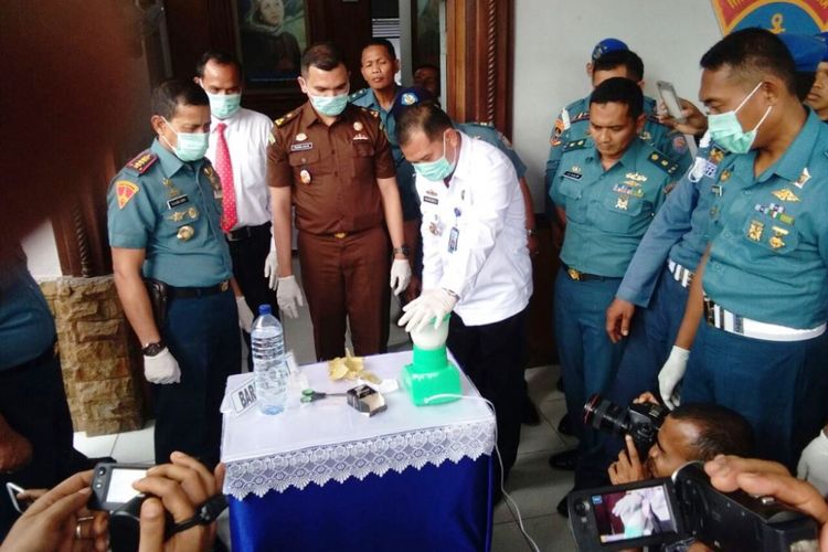 Komandan Pangkalan TNI AL Lhokseumawe, Kolonel Marinir Nasruddin Ikiri) bersama jajaran musyawarah pimpinan daerah memusnahkan barang bukti sabu-sabu yang disita tim TNI AL di Markas TNI AL Lhokseumawe, Senin (31/7/2017)