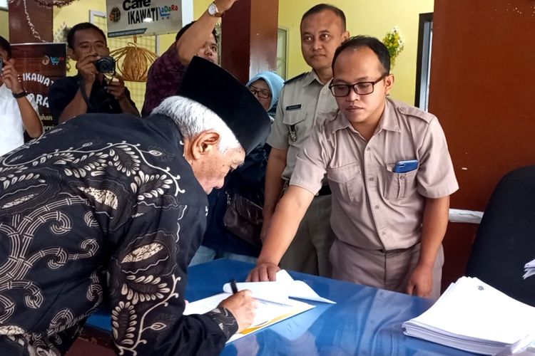 Insin Sutrisno menandatangani berita acara penyerahan berkas persetujuan tambang di Desa Wadas Kecamatan Bener Kabupaten Purworejo 