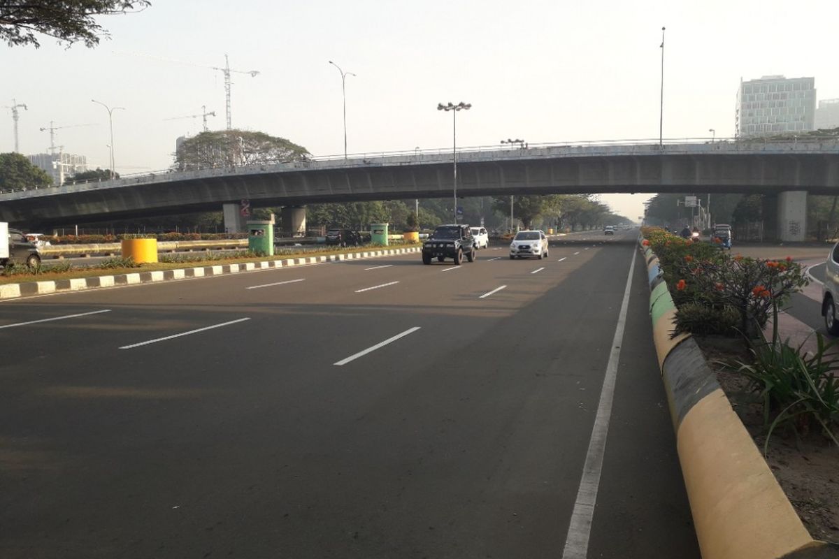 Suasana lalu lintas di Jalan Benyamin Sueb, Kemayoran, terpantau ramai lancar pada hari pertama penerapan sistem ganjil-genap di sana, Senin (2/7/2018).