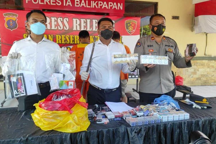 Polisi berhasil meringkus ST dan EG karena membobol sejumlah Indomaret di Balikpapan. ST merupakan mantan pembalap Kota Balikpapan.