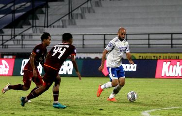 Aksi gelandang Persib asal Palestina, Mohammed Rashid, dalam duel melawan Borneo pada pekan ke-20 Liga 1 2021-2022 di Stadion Kapten I Wayan Dipta, Bali, 18 Januari 2022.