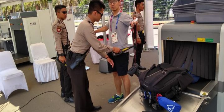 Pemeriksaan dipintu masuk kawasan kompleks Jakabaring Sport City Palembang, Sumatera Selatan, Sabtu (18/8/2018).