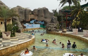 Wahana kolam arus di kolam renang Atlantis, Ancol.