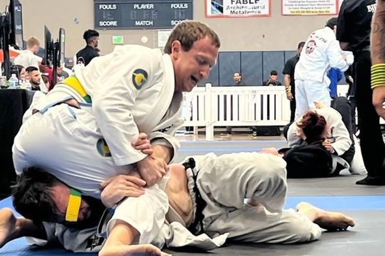 Mark Zuckerberg sedang gemar berolahraga jiu jitsu dan memenangkan medali emas di sebuah kompetisi. 