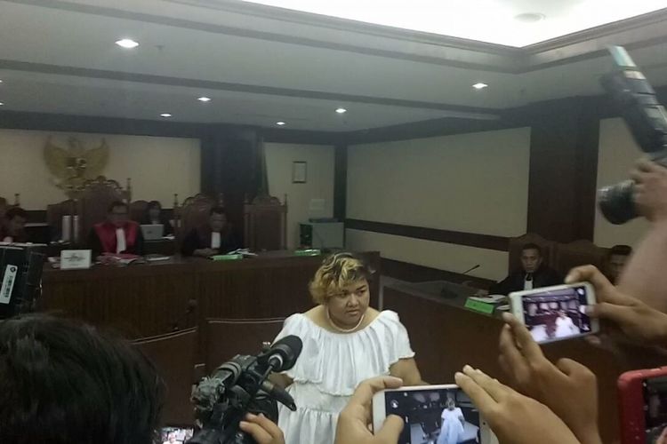 Pretty Asmara saat usai menjakani sidang di Pengadilan Negeri Jakarta Pusat, Senin (18/12/2017). 