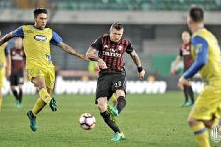 Gelandang AC Milan, Juraj Kucka (tengah), melepaskan tendangan ke arah gawang Chievo Verona dalam laga Serie A, di Stadion Marc' Antonio Bentegodi, Minggu (16/10/2016) waktu setempat.