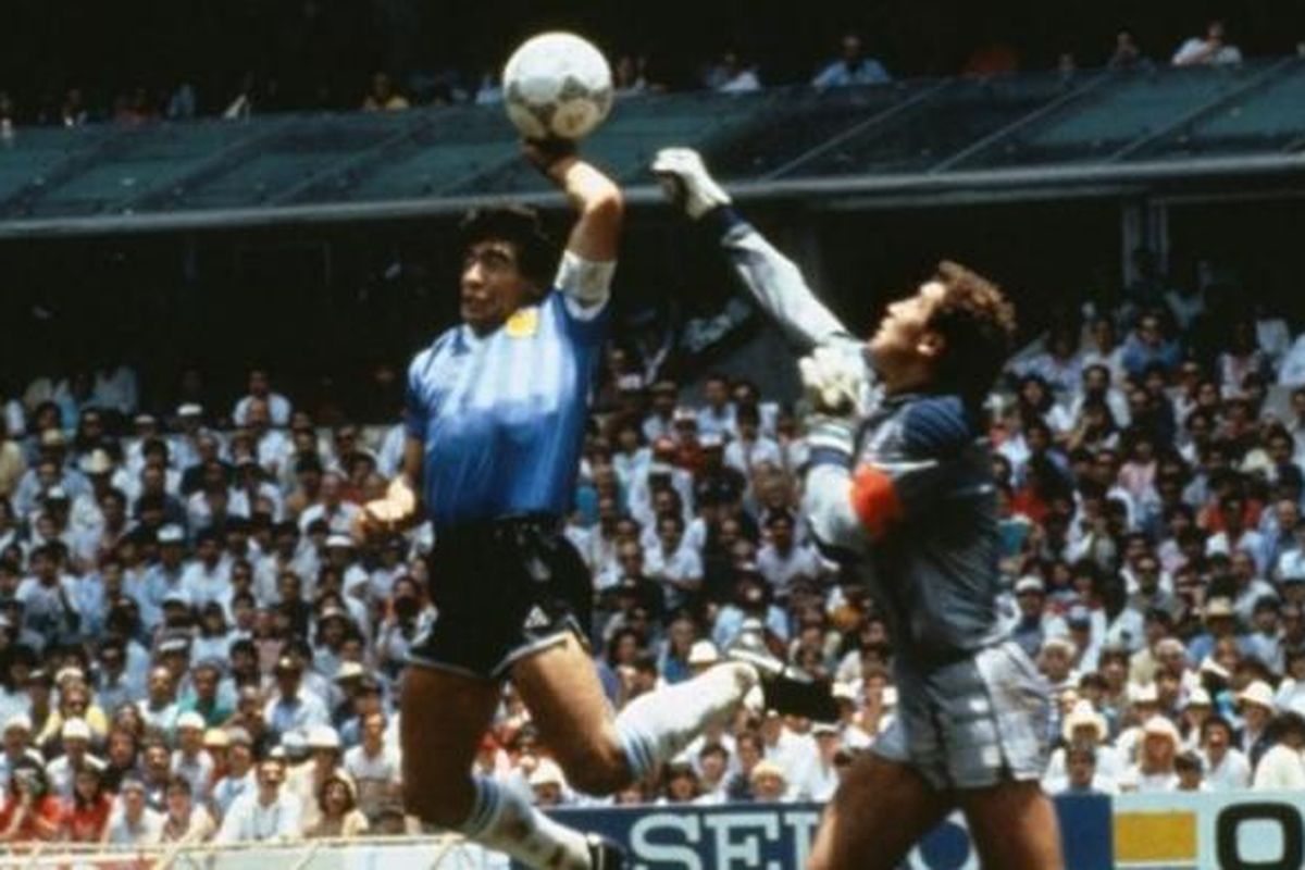 Pemain Argentina, Diego Maradona (tengah), mencetak gol menggunakan tangannya ke gawang Inggris yang dijaga Peter Shilton (kanan), pada babak perempat final Piala Dunia 1986.