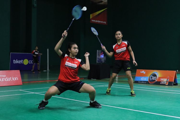 Isyana Syahira Meida (kiri) dan Bernadine Anindya Wardana (kanan) akan bertanding di tiga kategori Liga PB Djarum 2020, yaitu Tunggal Putri (U-17, U-19, dan Dewasa), Ganda Putri (U-15 & U-17), dan Mix (U-17)