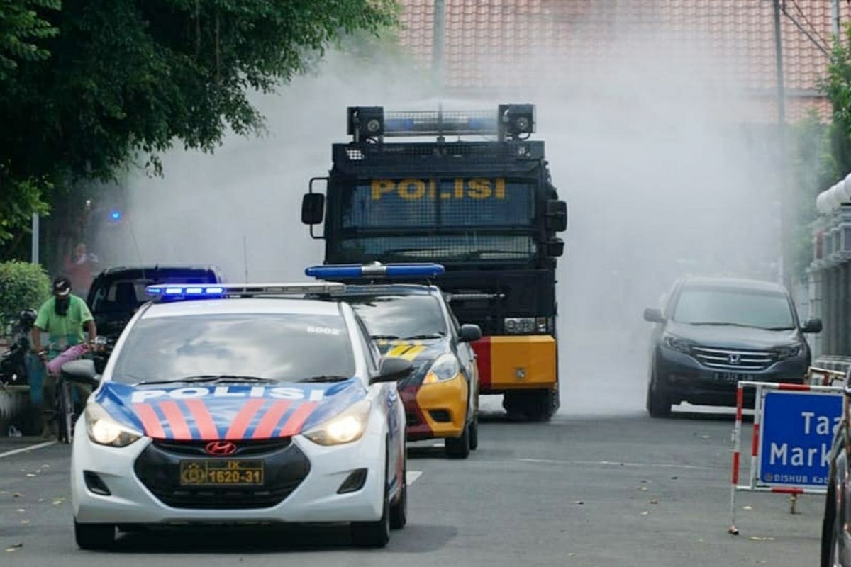 Kendaraan water canon digunakan untuk menyemprot disinfektan di Purwokerto, Kabupaten Banyumas, Jawa Tengah, Kamis (26/3/2020).