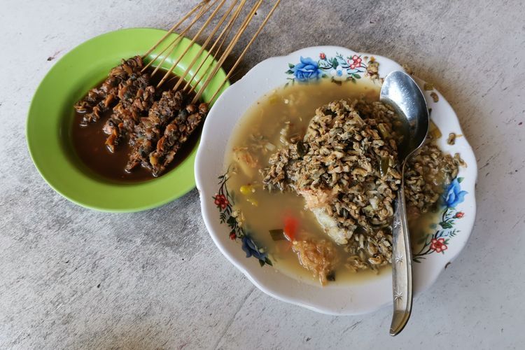 Ilustrasi lontong kupang, kuliner khas Sidoarjo.