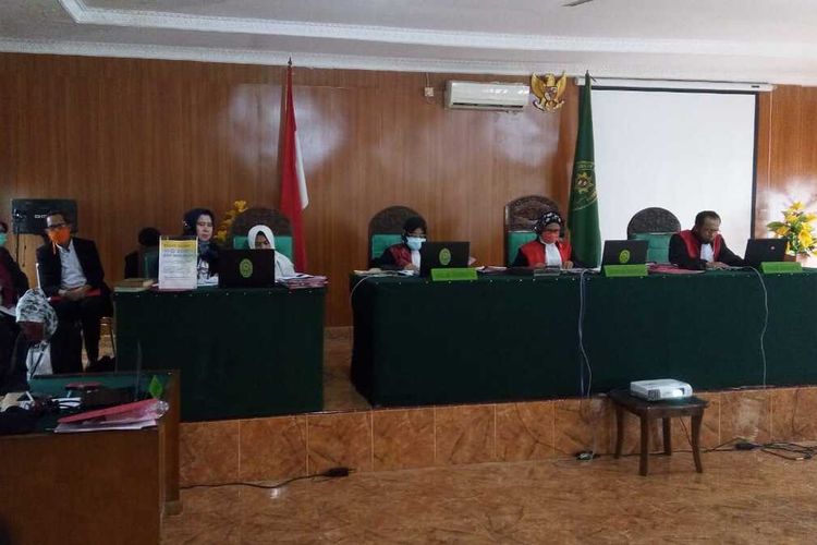 Sidang virtual yang dipimpin oleh ketua Majelis Hakim Erma Suhartini di Pengadilan Negeri Klas 1A Palembang menjatuhkan vonis hukuman mati terhadap dua terdakwa yakni  Deni Santoso dan Herman lantran telah terbukti menyeludupkan sabu sebanyak 76 kilogram dari Malaysia ke Palembang, Rabu (3/6/2020).