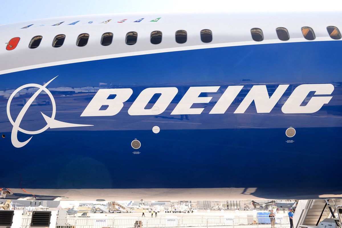Foto tertanggal 18 Juni 2017 menampilkan logo Boeing di badan pesawat Boeing 787-10 Dreamliner, yang sedang diuji coba untuk dipertunjukkan di Tarmac of Le Bourget, saat malam pembukaan International Paris Air Show.