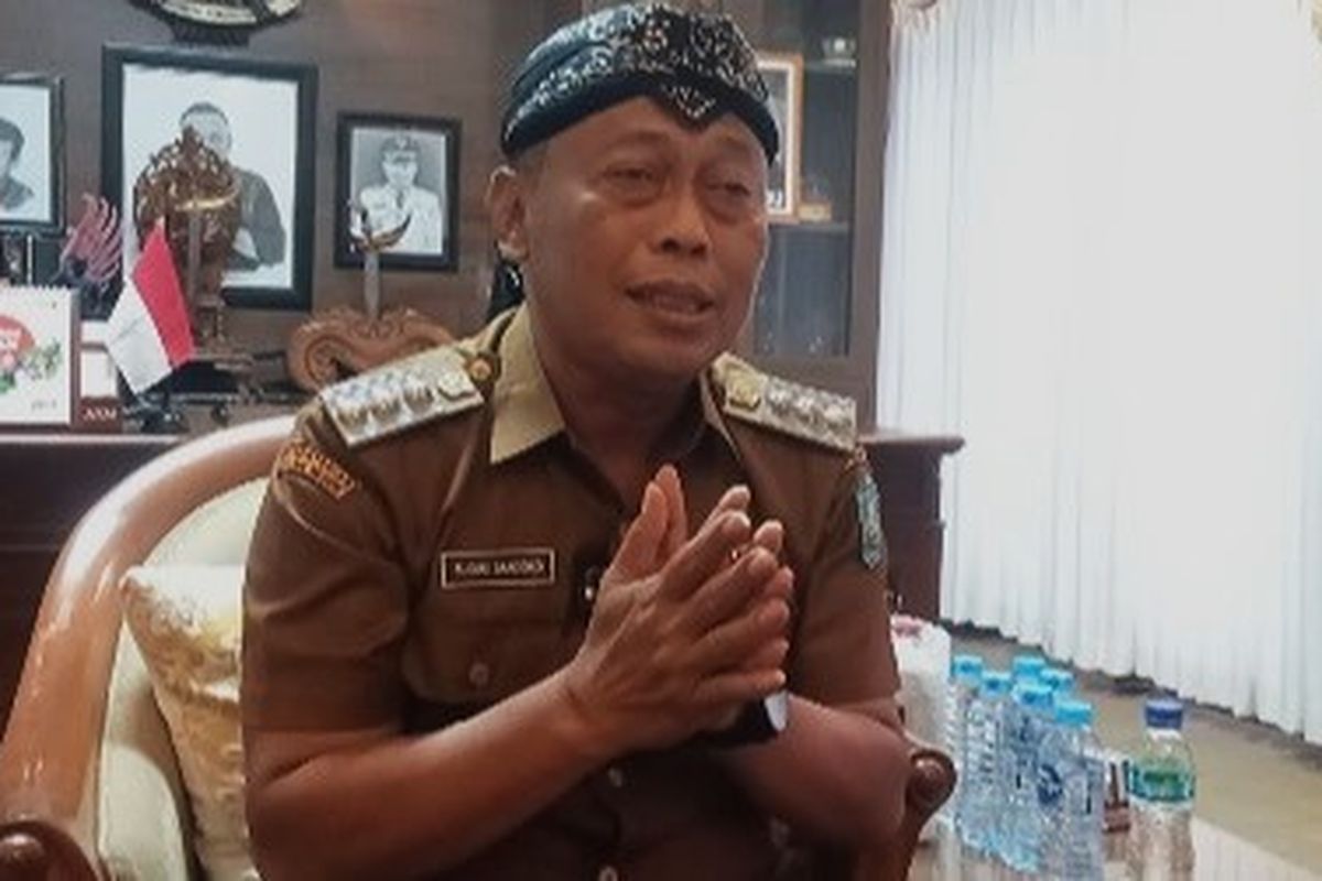 Bupati Ponorogo Sugiri Sancoko memiliki 3 anak dengan nama yang unik. Nama anak pertama Jian Ayune Sundul Langit sempat menjadi perhatian netizen dan viral di media sosial. Nama kedua adik Jian Ayune Sundul Langit juga tak kalah unik, yaitu Lintang Panuntun Qolbu dan anak bungsunya dengan nama Gibran Cahyaning Pangeran.