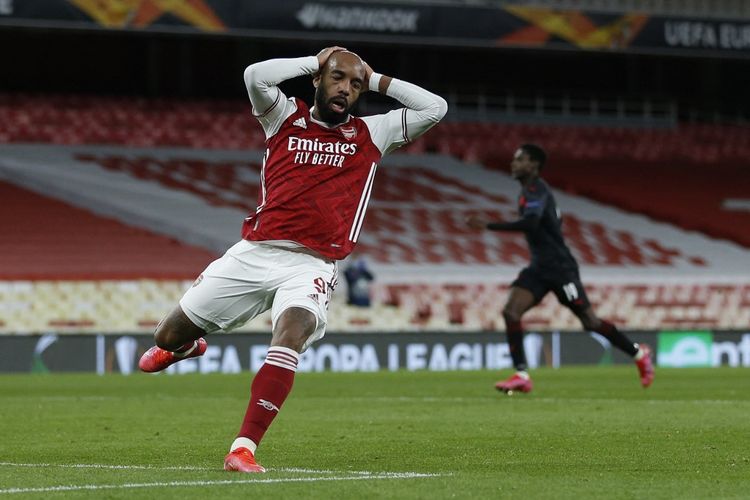 Reaksi penyerang Arsenal Alexandre Lacazette pada laga Liga Europa kontra Slavia Praha, 8 April 2021. Lacazette sempat didekati Olympique Lyon pada akhir-akhir bursa transfer Januari 2022.