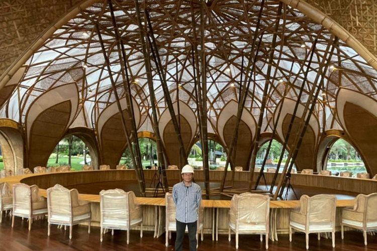 Ashar Saputra, pakar bambu dari Universitas Gadjah Mada sedang berpose di depan Bamboo Dome, di Apurva Kempinski, Nusa Dua, Bali 