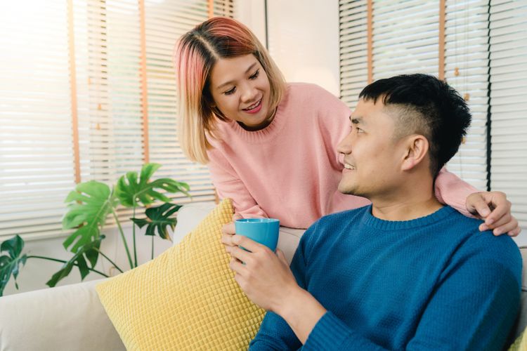 Apakah salah menemani pasangan dari nol terkait fenomena from zero to hero syndrome? Ini penjelasan psikolog.