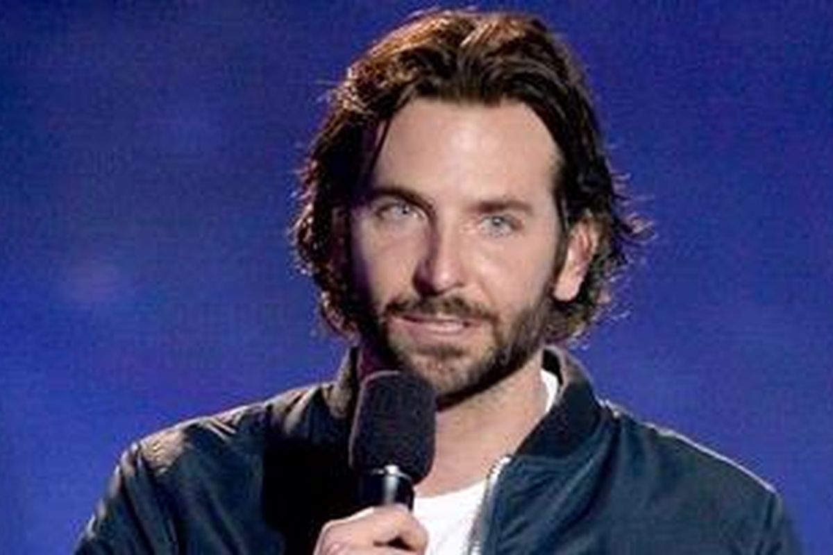 Aktor Bradley Cooper menerima penghargaan Best Male Performance untuk permainannya dalam film Silver Linings Playbook pada MTV Movie Awards 2013 di Sony Pictures Studios, Culver City (California, AS), 14 April 2013.