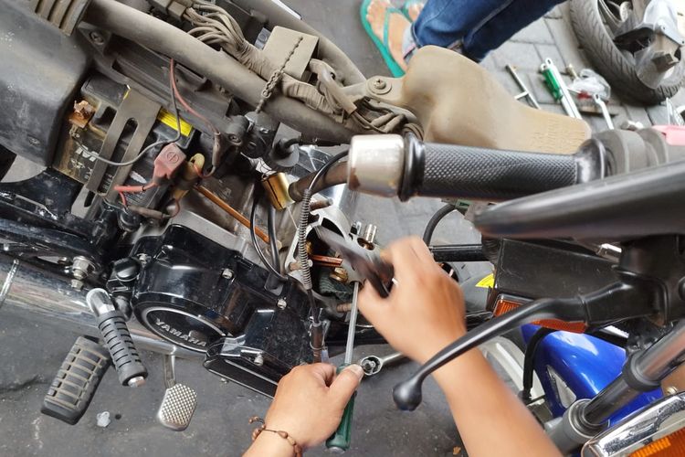 Dedy Limanto membuktikan bahwa dengan perawatan yang tepat motor Yamaha RX-King 2005 miliknya bisa lolos uji emisi.
