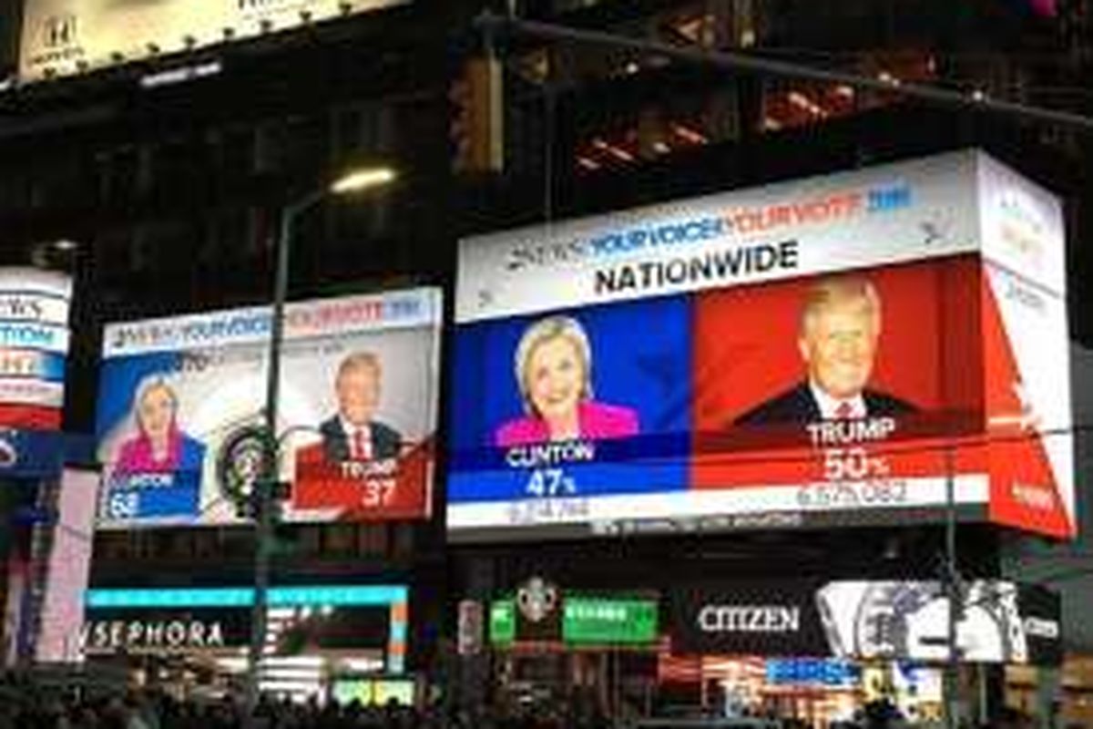 Layar di Times Square, New York menunjukan hasil perhitungan suara pemilihan presiden AS yang sedang berlangsung