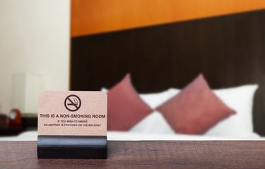 Bolehkah Merokok di Kamar Hotel? Simak Aturannya Agar Tak Kena ...