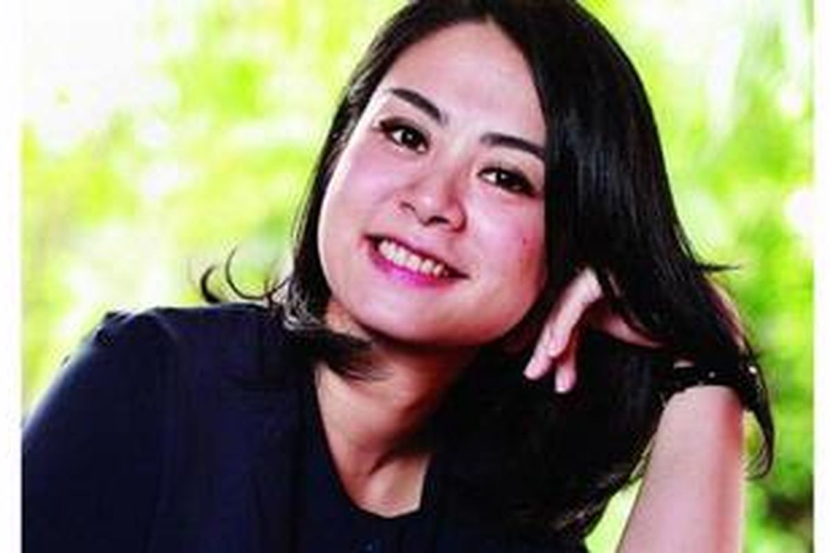 Andra Alodita memotret berbagai kejadian di balik panggung mode.