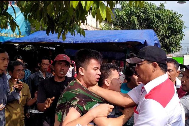 Petugas keamanan FS (22) diamankan pedagang karena diduga membobol kios di Pasar Karanglewas, Kecamatan Purwokerto Barat, Kabupaten Banyumas, Jawa Tengah, Senin (8/7/2010/9).
