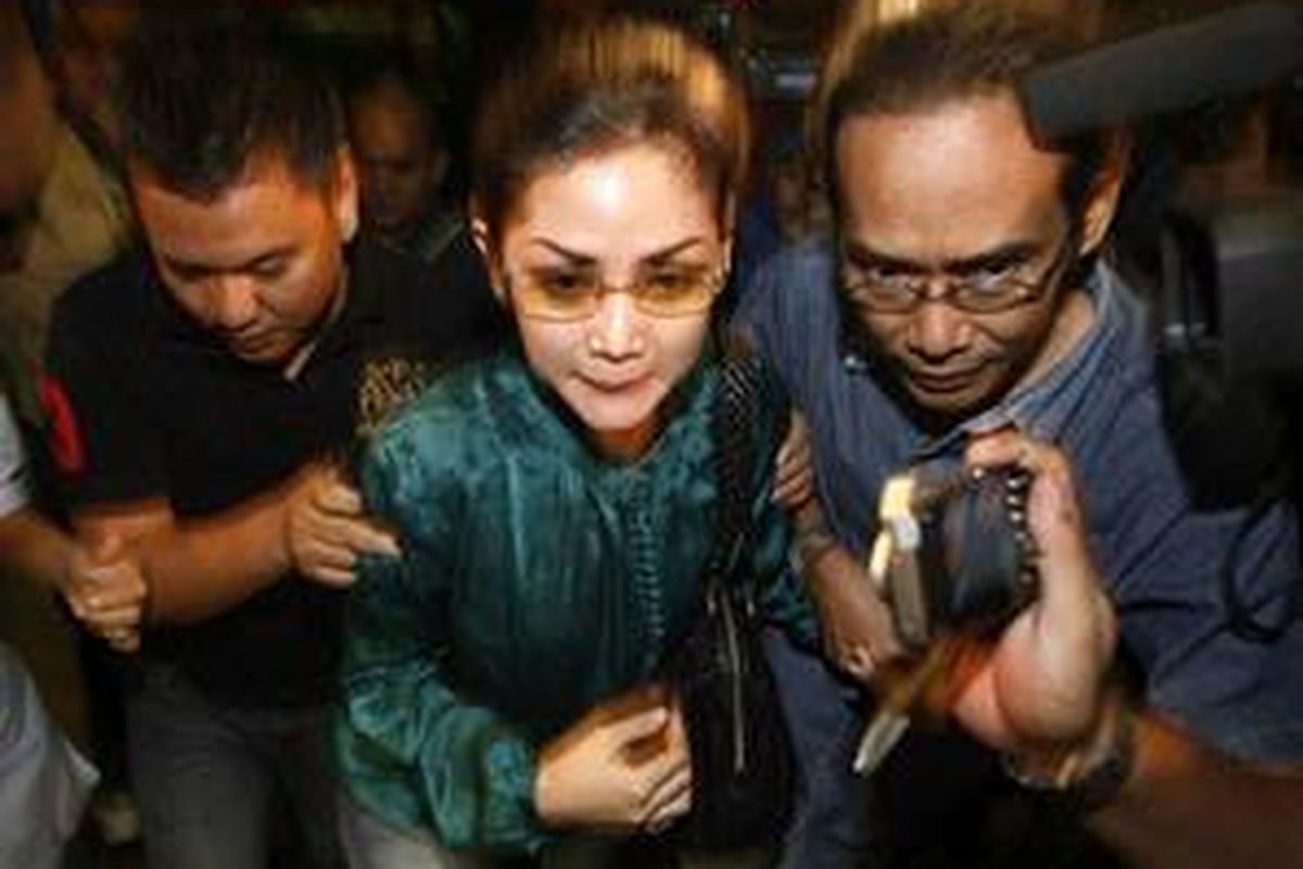 Kristina istri anggota DPR, Al-Amin Nasution tiba di Kantor KPK, Jakarta, Kamis (10/4) dinihari, untuk menemui suaminya yang tengah menjalani pemeriksaan. Amin ditangkap oleh tim KPK di Hotel Ritz Carlton karena diduga terlibat kasus suap.