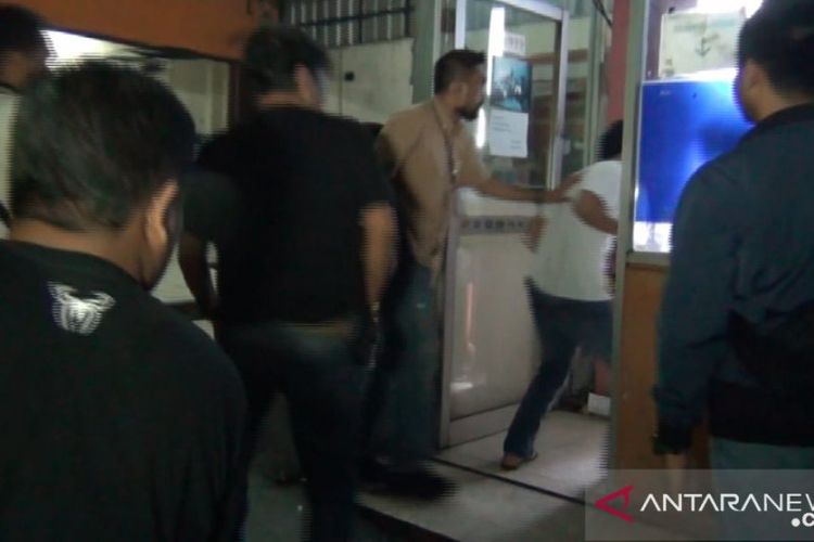 Tersangka pembobolan ATM di Jakarta Barat diringkus anggota Satreskrim Polres Meteo Jakarta Barat, Minggu (1//3/2020). 