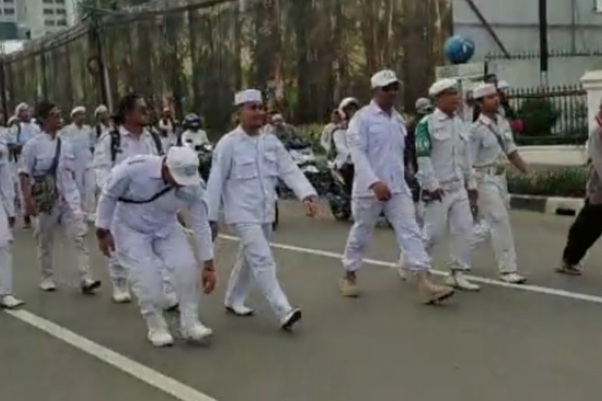 Massa GERAK Eggi Sudjana dan Kivlan Zen berjalan menuju Bawaslu RI, Jumat (10/5/2019)
