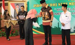 Cerita Zakiyah yang Menangis Mendapat Santunan dari Gubernur Ganjar