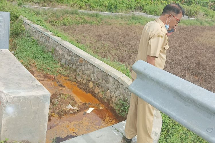 Tim dari Forkopimcam Brondong saat melakukan pengecekan limbah salah satu pabrik yang diduga mencemari lingkungan di sekitarnya, di Kecamatan Brondong, Lamongan, Jawa Timur.