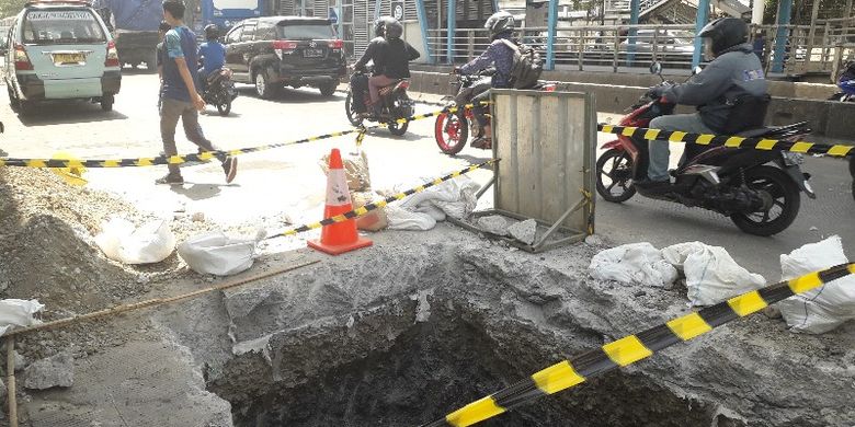 Proyek galian ducting utilities di Jalan Daan Mogot, Jakarta Barat sedang dilakukan oleh Dinas Bina Marga Bidang KPJJU (Kelengkapan Prasarana Jalanan dan Jaringan Utilitas) terlihat pada Senin (17/9/2018).
