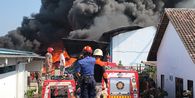 Pabrik Sandal PT Porto di Karanganyar Terbakar, Asap Membubung Tinggi