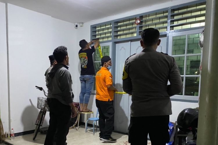 Polisi saat memasang police line di lokasi pembunuhan, Surabaya, Rabu (4/12/2024).