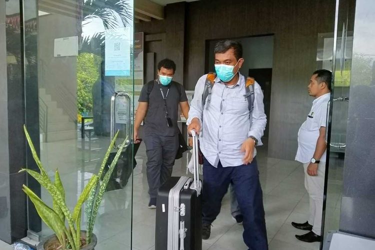 Penyidik Komisi Pemberantasan Korupsi (KPK) keluar dengan tiga koper dari kantor Dinas Pekerjaan Umum dan Penataan Ruang (PUPR) Kota Ambon usai mengheledah kantor tersebut lebih dari tujuh jam lamanya, Rabu (18/5/2022)