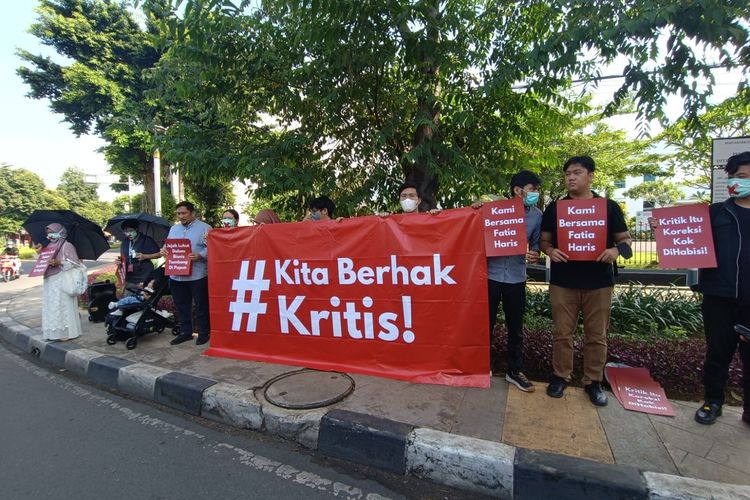 Sejumlah peserta massa aksi pembela Haris Azhar dan Fatia Maulidiyanti telah berkumpul di depan Pengadilan Negeri (PN) Jakarta Timur, Senin (3/4/2023).