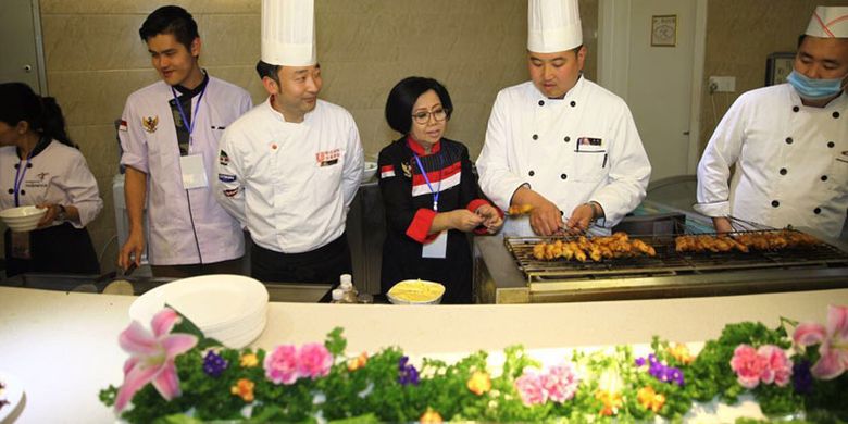 Sisca Soewitomo bersama tim koki China pada peresmian restoran Wonderful Indonesia di Luoyang, Provinsi Henan, China yang berada lantai 25 Hotel Peony Plaza, Sabtu (1/4/2017). 