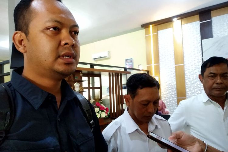 Kuasa hukum pabrik rokok PT Bokor Mas dan PT Pura Perkasa Jaya di Kota Blitar memberikan keterangan kepada wartawan di Kantor Dinas Koperasi UMKM dan Ketenagakerjaan, Rabu (26/7/2023)