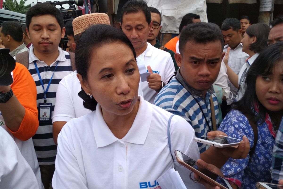 Menteri Badan Usaha Milik Negara, Rini Soemarno Usai Membagikan Paket Sembako Ramadhan Berbagi di Jalan Rawa Bebek, Kelurahan Penjaringan Jakarta Barat (13/06). 