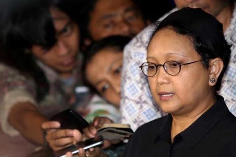 Menteri Luar Negeri Retno Marsudi memberikan keterangan pers seputar dibebaskannya warga negara Indonesia yang disandera kelompok Abu Sayyaf di Filipina, di Lanud Halim Perdanakusuma, Jakarta, Minggu (1/5/2016). Sepuluh awak kapal pandu Brahma 12 milik perusahaan tambang dari Banjarmasin, Kalimantan Selatan, yang disandera sejak 26 Maret lalu, telah tiba di Jakarta.