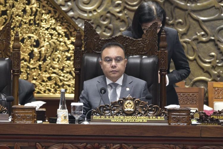 Wakil Ketua DPR Sufmi Dasco Ahmad saat memimpin rapat paripurna di Kompleks Parlemen Senayan, Senin (8/12/2025).